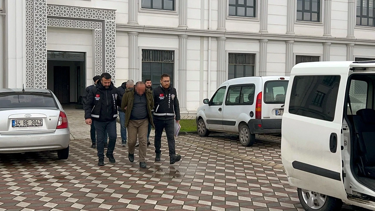 Arkadaşını boğup cesediyle dolaşmış