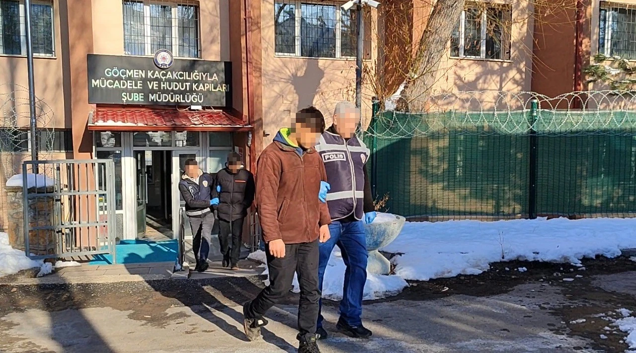 Sivas'ta Göçmen Kaçakçıları Tutuklandı