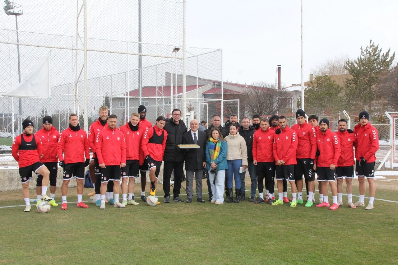 Gazetecilerden Yiğidolara Tatlı Dopingi