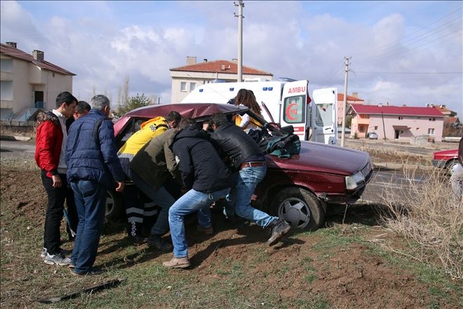 ŞARKIŞLA´DA TRAFİK KAZASI : 2 YARALI