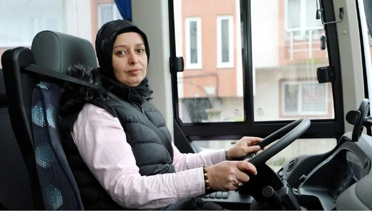 Kadın servis şoförü erkeklere taş çıkartıyor