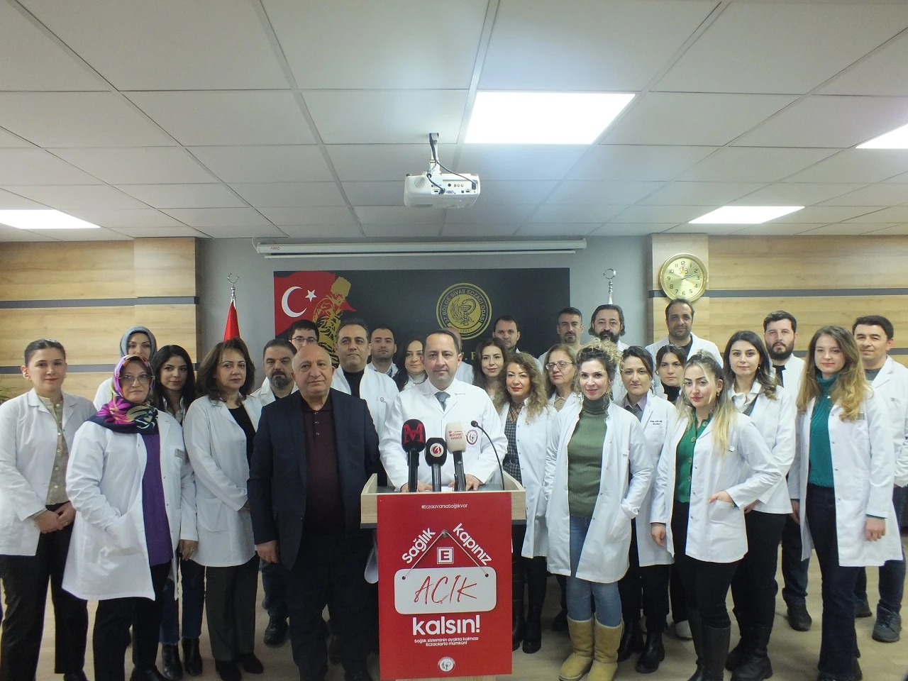 Sivas'ta Eczacılar Zorlu Süreçlerden Geçiyor