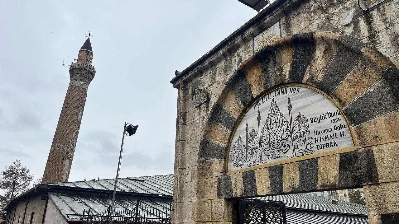 Tarihi Ulu Cami'nin Minaresinde 5 Yıldır 'Eğilme' Gözlenmedi