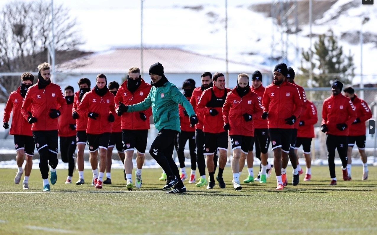 Sivasspor’da 2 Futbolcu Ceza Sınırında