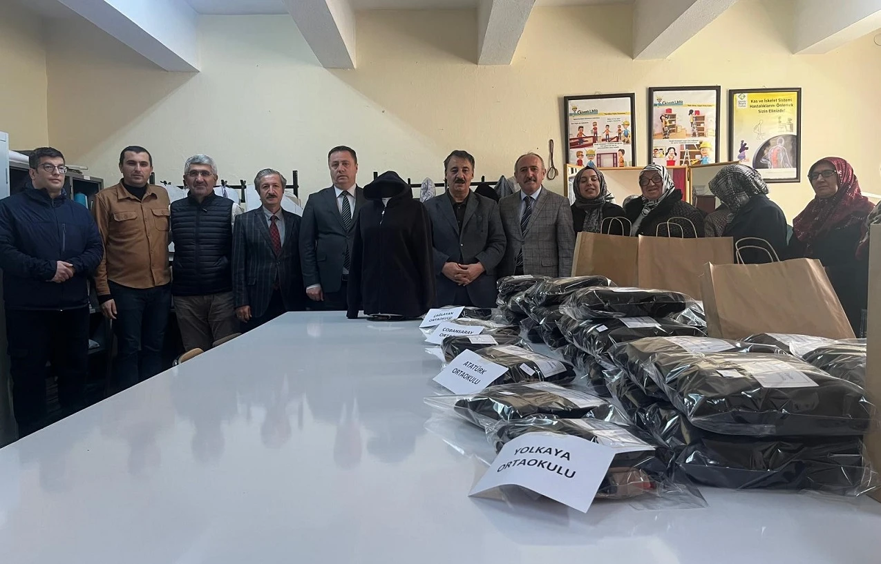 Sivas'ta Kursiyerler İhtiyaç Sahiplerine Giyecek Dikti