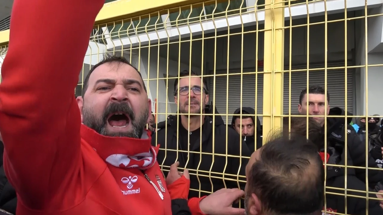 Sivasspor Taraftarı Oyunculara Ateş Püskürdü, Erdoğan ve Kaptanlar Devreye Girdi