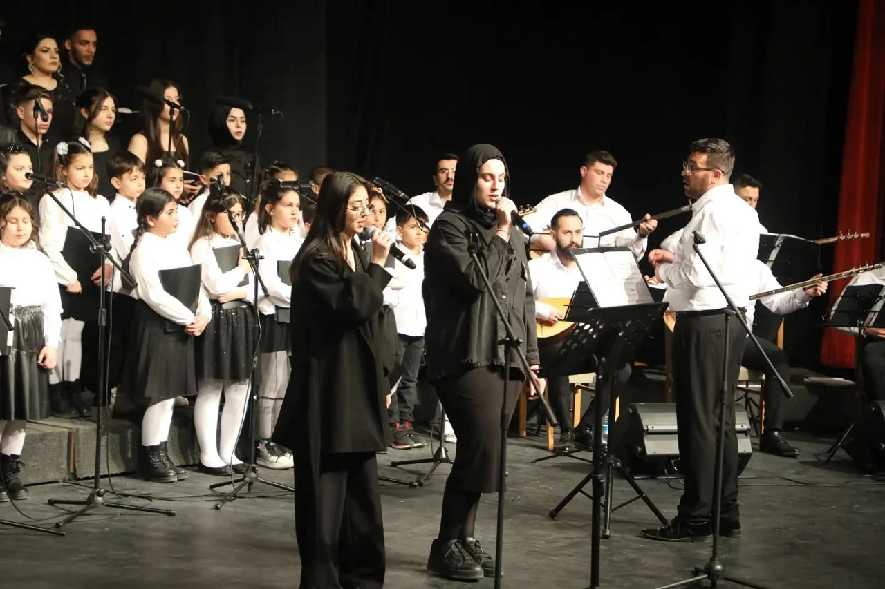 Sivas’ta Gençlik Korosundan Türkü Dolu Gece