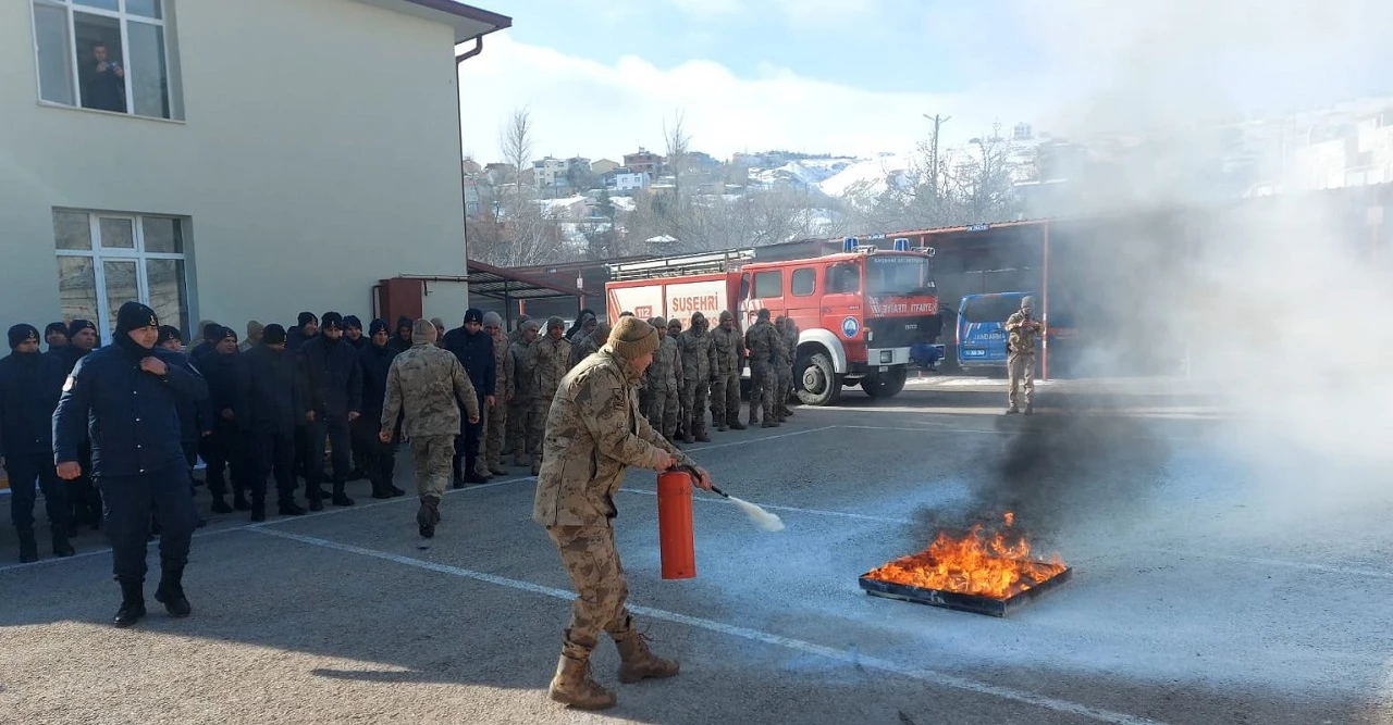 Suşehri'nde Mehmetçikler Yangın Tatbikatı Yaptı