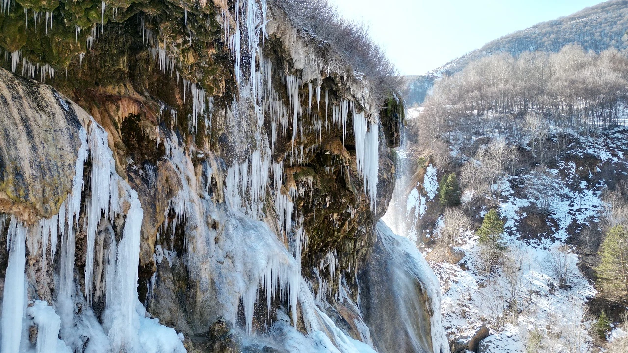 Sivas'ta Buz Tutan Dipsizgöl Şelalesi Her Mevsim Ayrı Güzel