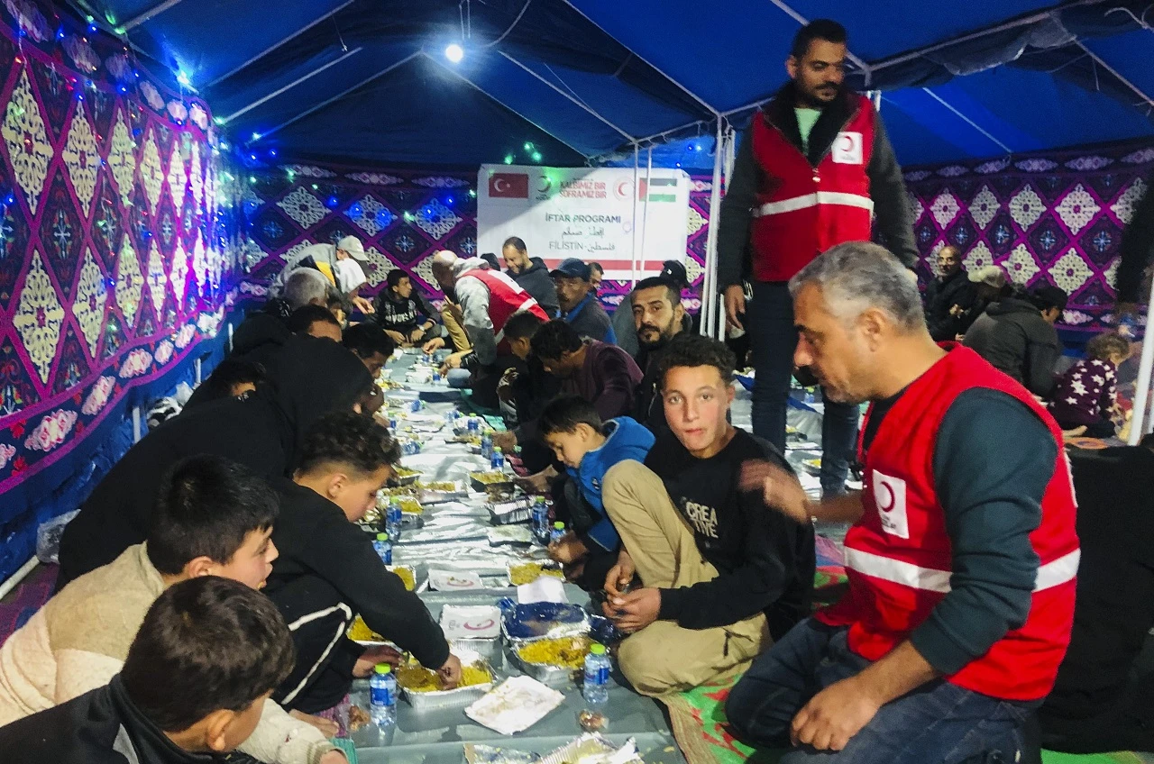 Türk Kızılay Gazze’de her gün 30 bin kişilik iftar veriyor