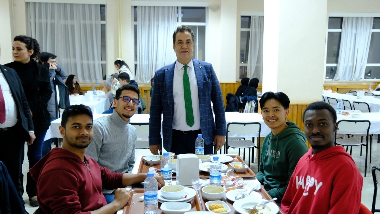 Üniversitede Öğrencilerle İftar