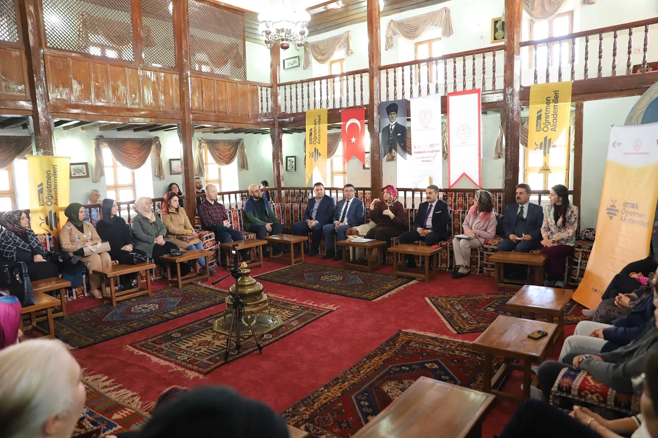 Yazar Pekşen, Divriği’nin Tarihi Dokusunu Anlattı