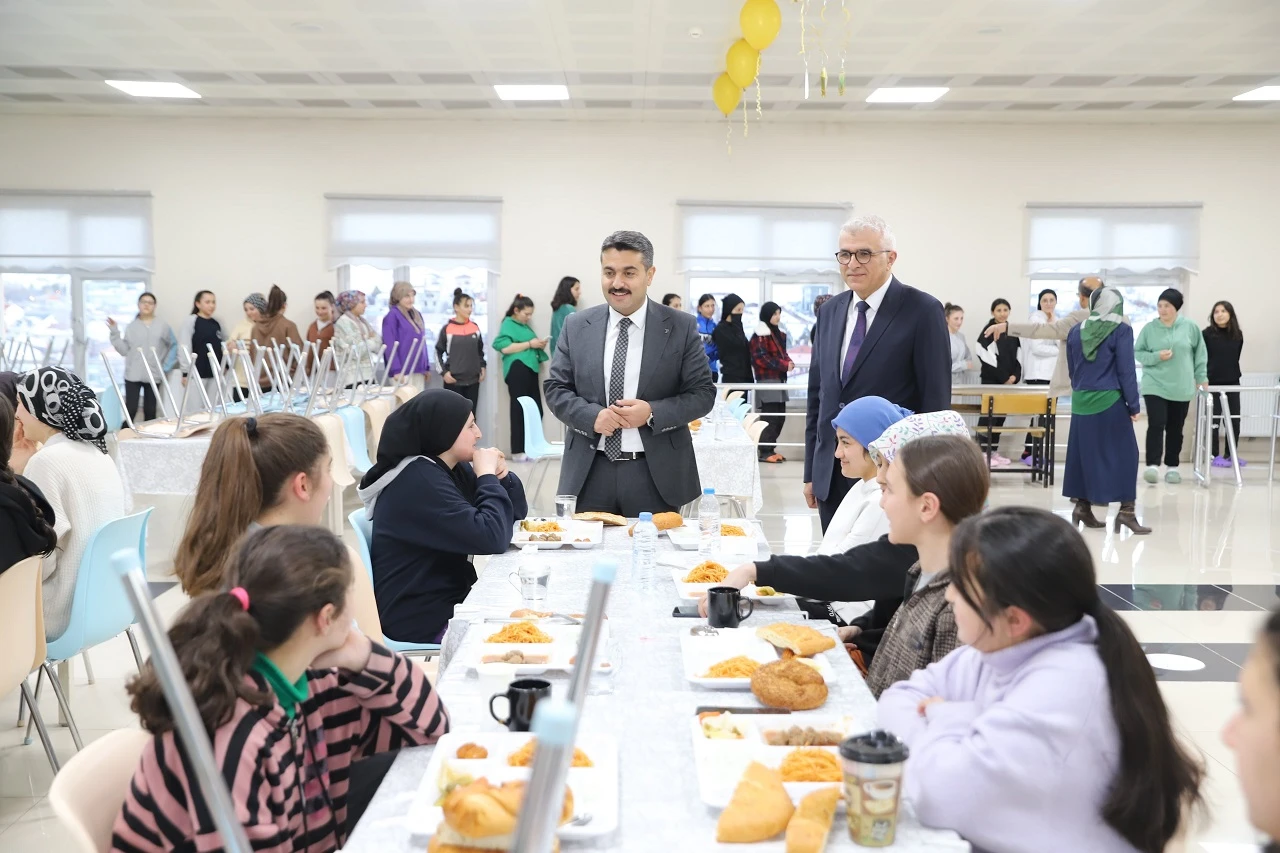 Müdür Erdoğan Öğrencilerle İftarda Buluştu