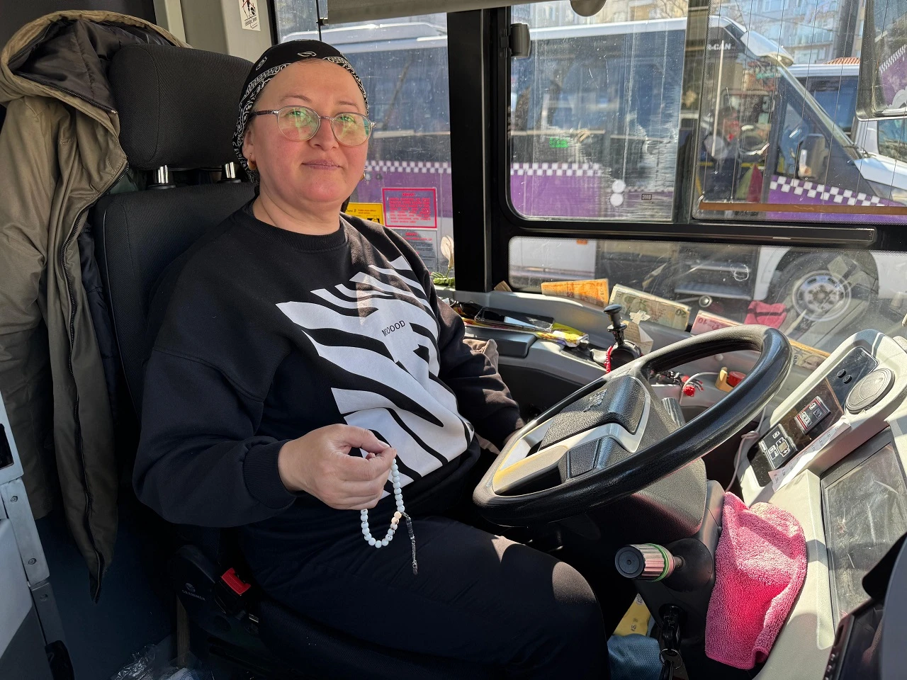 3 çocuk annesi otobüs şoförü oldu