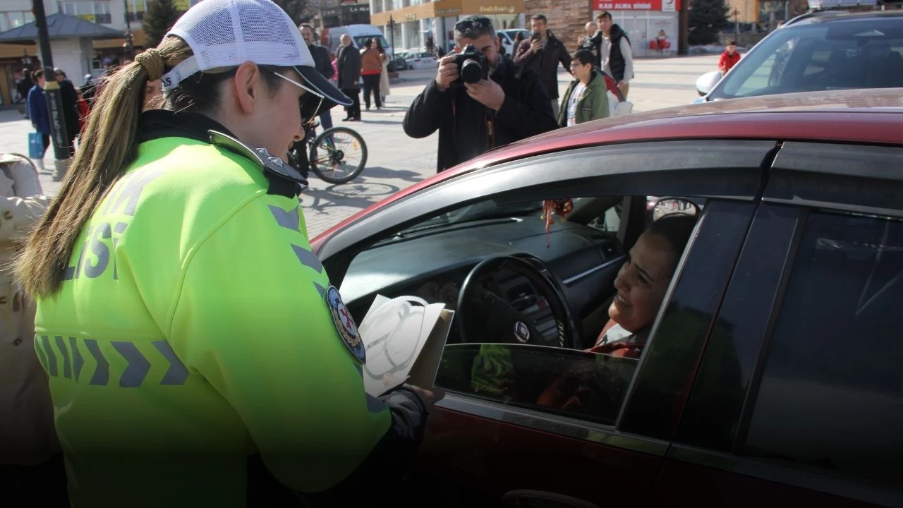 Sivas Polisinden Kadın Sürücülere Hediye