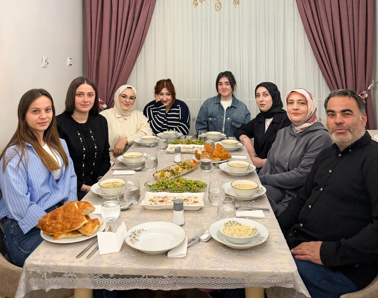 Sivas’ta Gönül Sofraları: Öğrenciler Her Gün Bir Aileye Konuk Oluyor