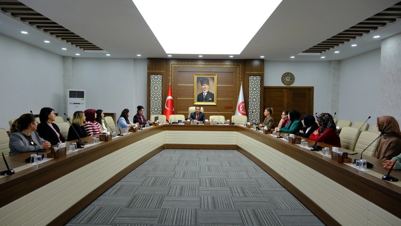 SCÜ Rektörü Kadın Personelle Buluştu
