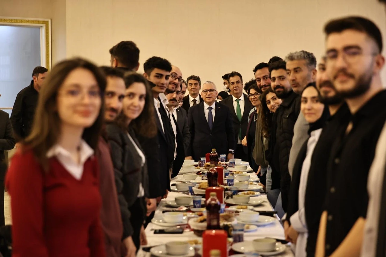Vali Şimşek Üniversitede Öğrencilerle İftar Yaptı