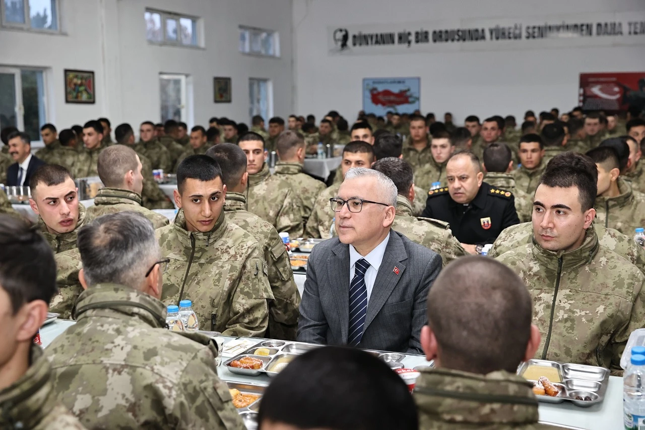 Sivas Valisi Şimşek, Mehmetçikle İftar Yaptı
