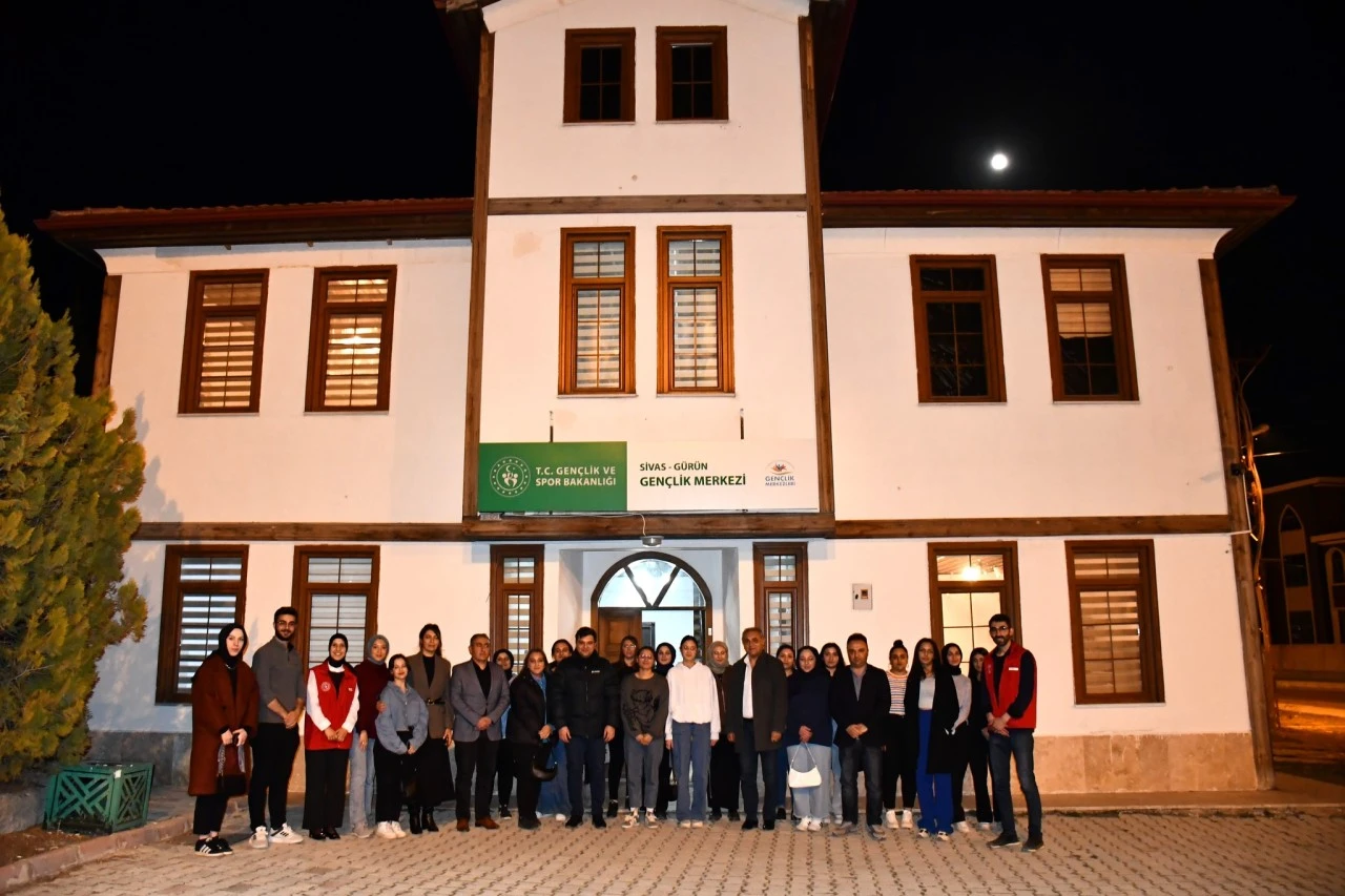 Üniversitelilerle İftarda Buluştular