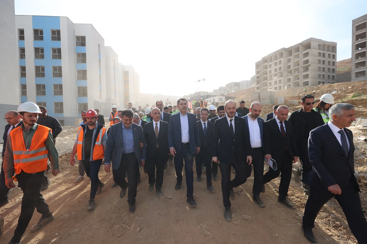 Bakan Kurum'dan afet konutları şantiyelerinde inceleme