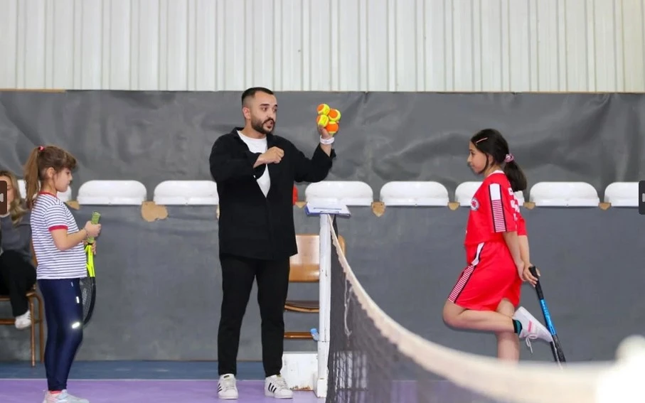 Sivas'ta Minik Tenisçiler Sahneye Çıktı