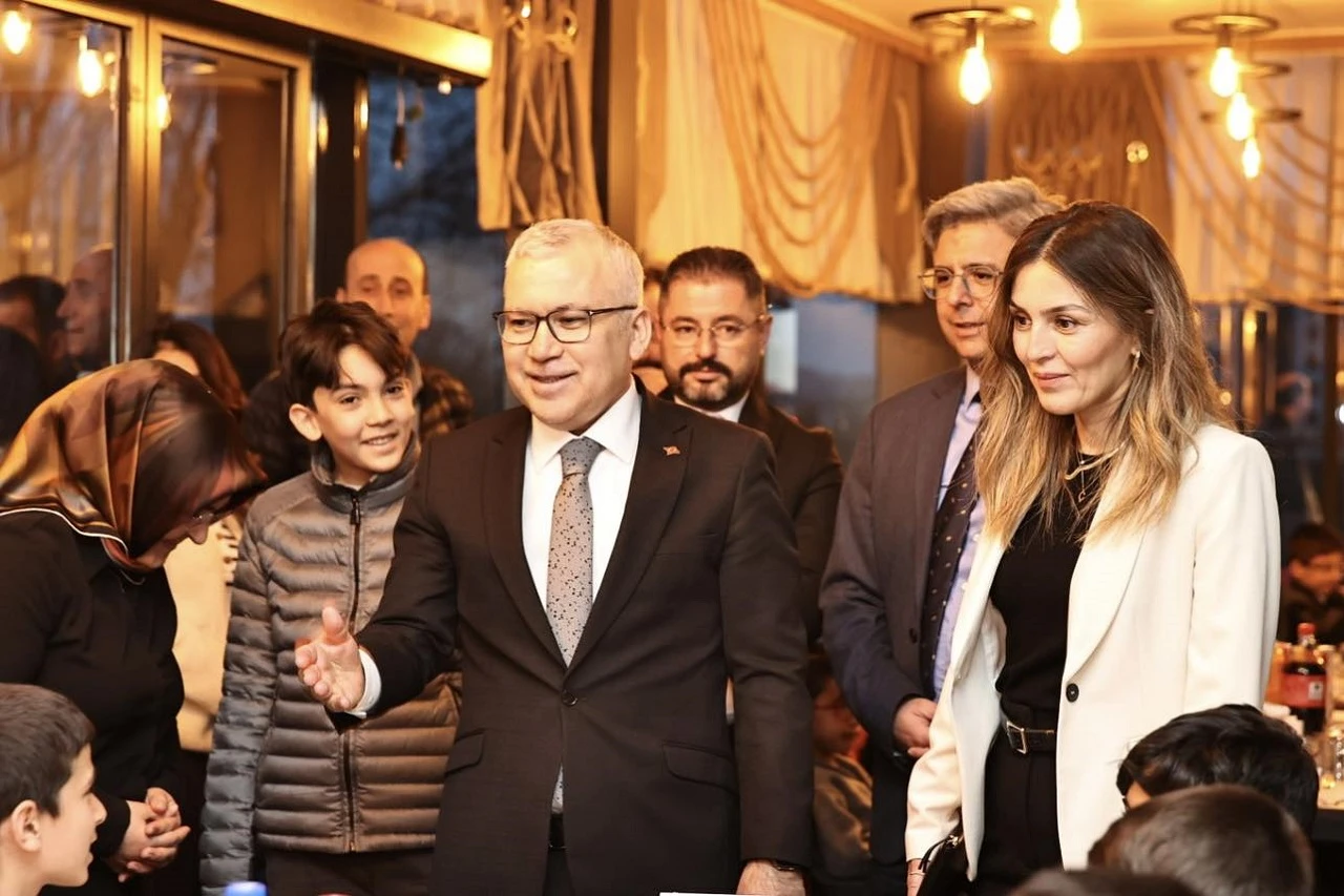 Sivas Valisi ve Eşi Sevgi Evlerindeki Çocuklarla İftarda