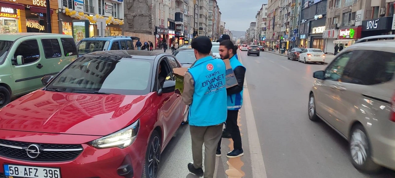 Sivas'ta İftar Saatinde Yolda Olan Sürücülere İkram