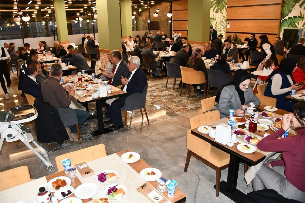 Şehit Aileleri ve Gazilere İftar Yemeği Verildi