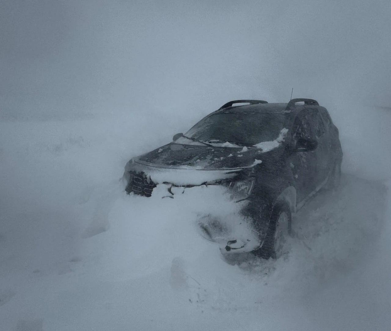 Sivas'ta Yolda Kalan Vatandaşlara Yardım Eli