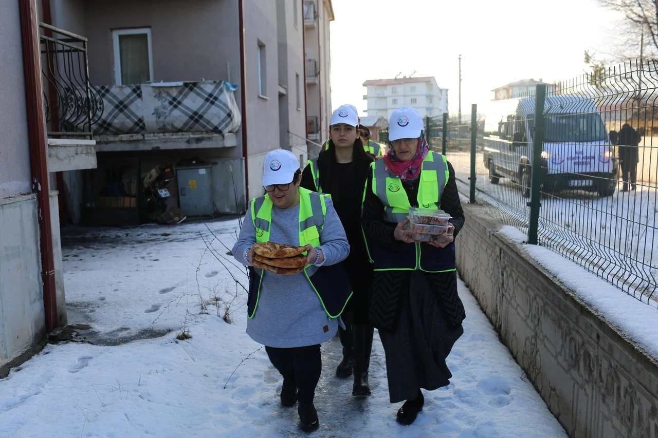 Sivas'ta Yaşlılar İhtiyaç Sahiplerine Yemek Hazırlıyor