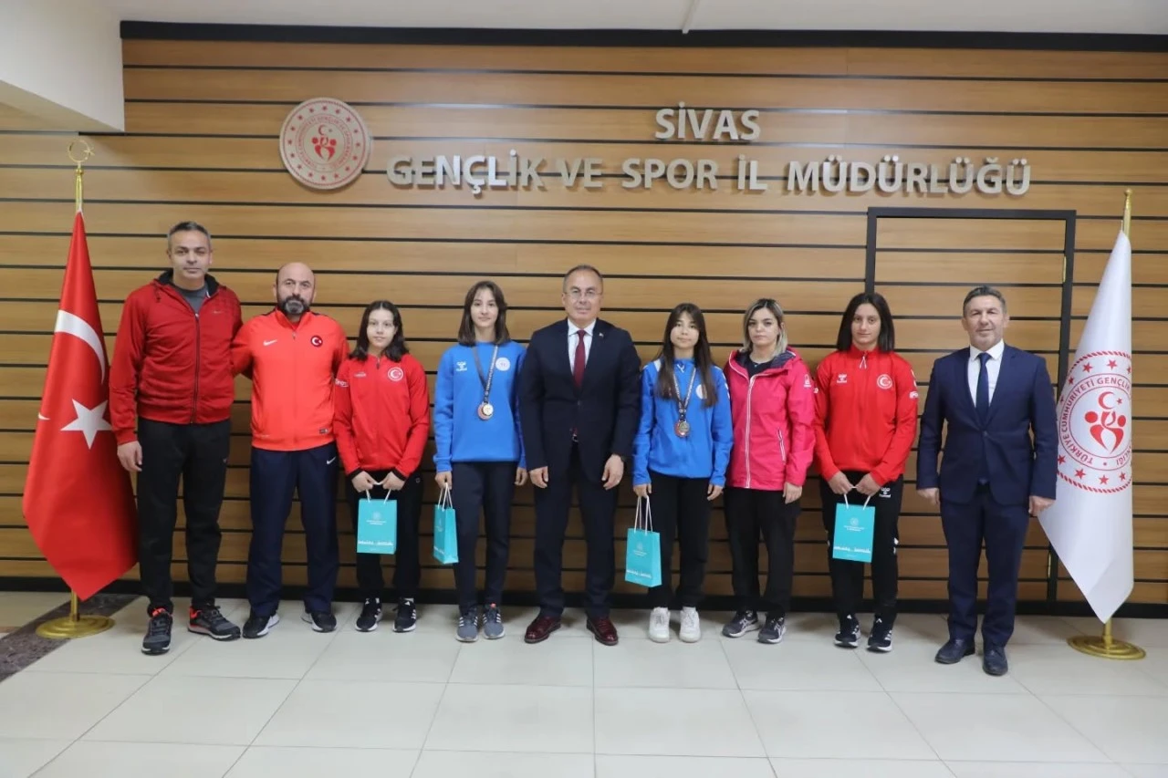 Sivas'ta Başarılı Sporcular Ödüllendirildi