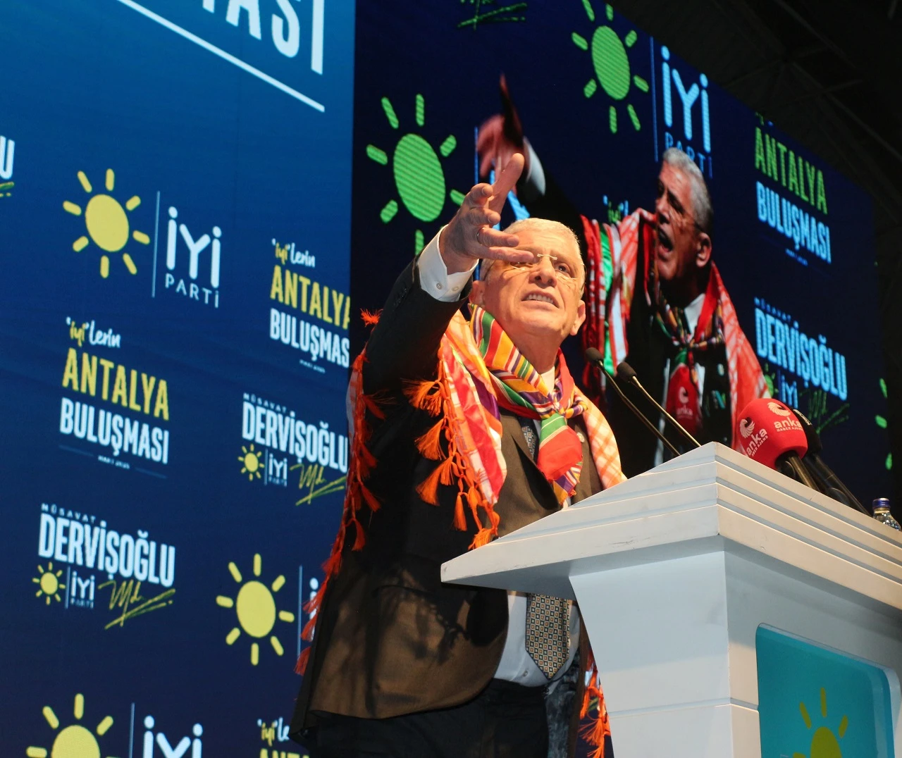 Türkiye'deki yargı kılıcını siyasetin üzerinde sallayamazsınız