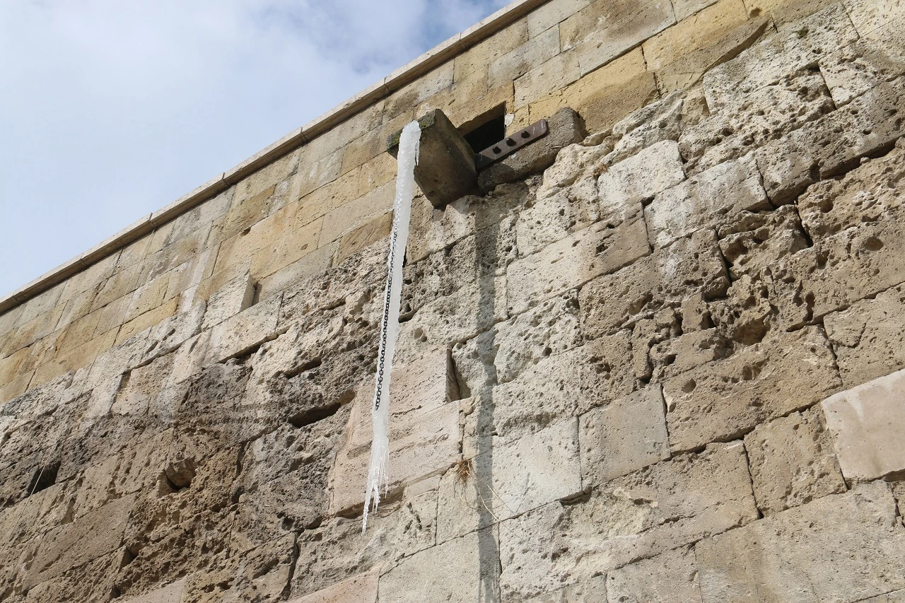 Bahar Soğukları Sivas’ta Buz Sarkıtları Oluşturdu