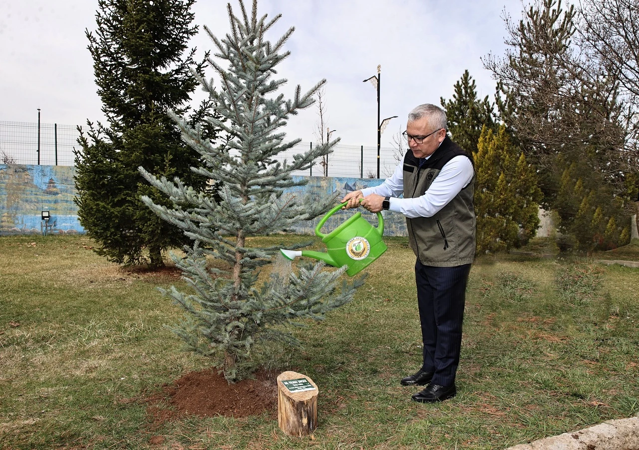 Vali Şimşek Adını Yaşatacak Ağacı Dikti