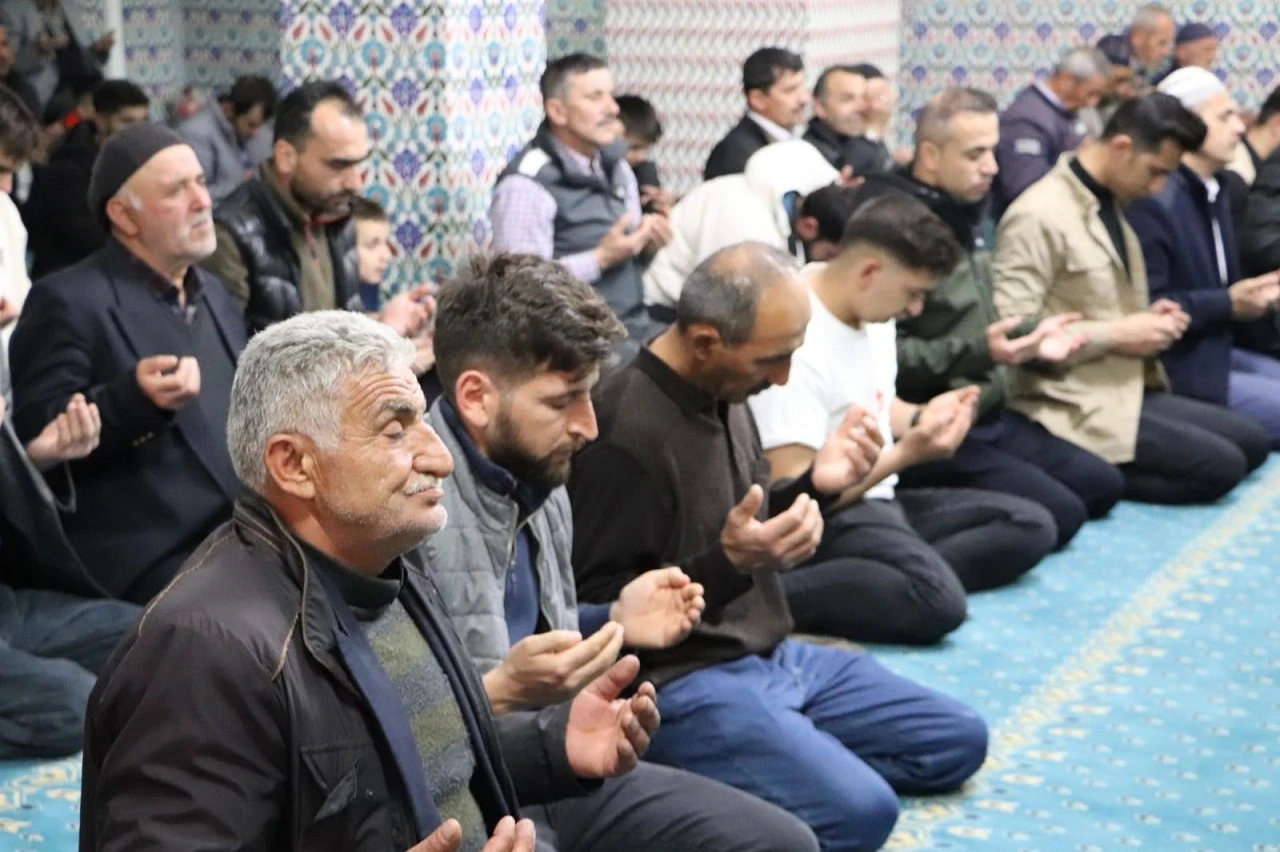 Sivas'ta Kadir Gecesinde Camiler Dolup Taştı