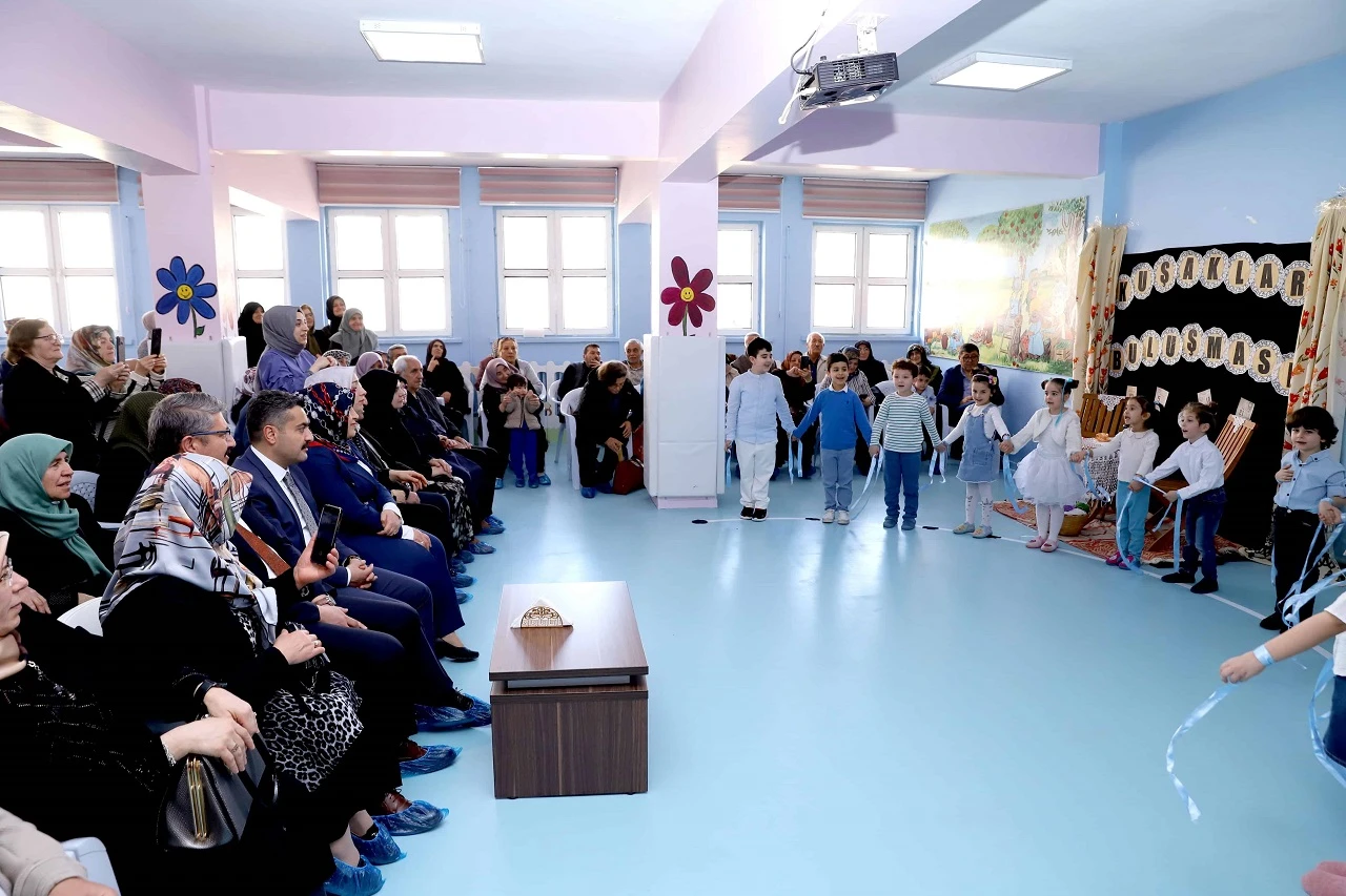 Sivas'ta Yaşlılar Torunlarının Gösterilerini İzledi