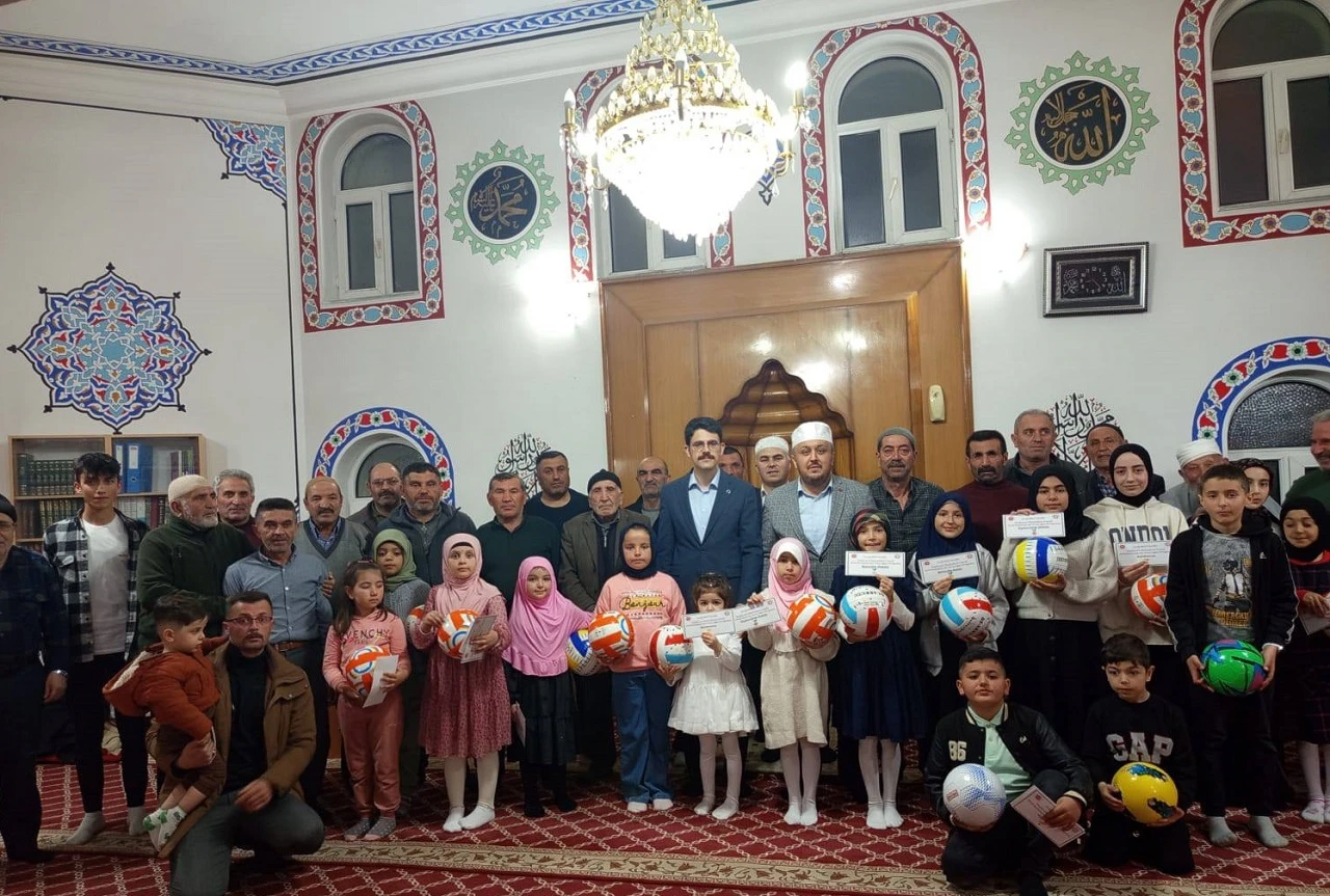 Oruç Ağacı etkinliğine katılan çocuklara ödülleri verildi