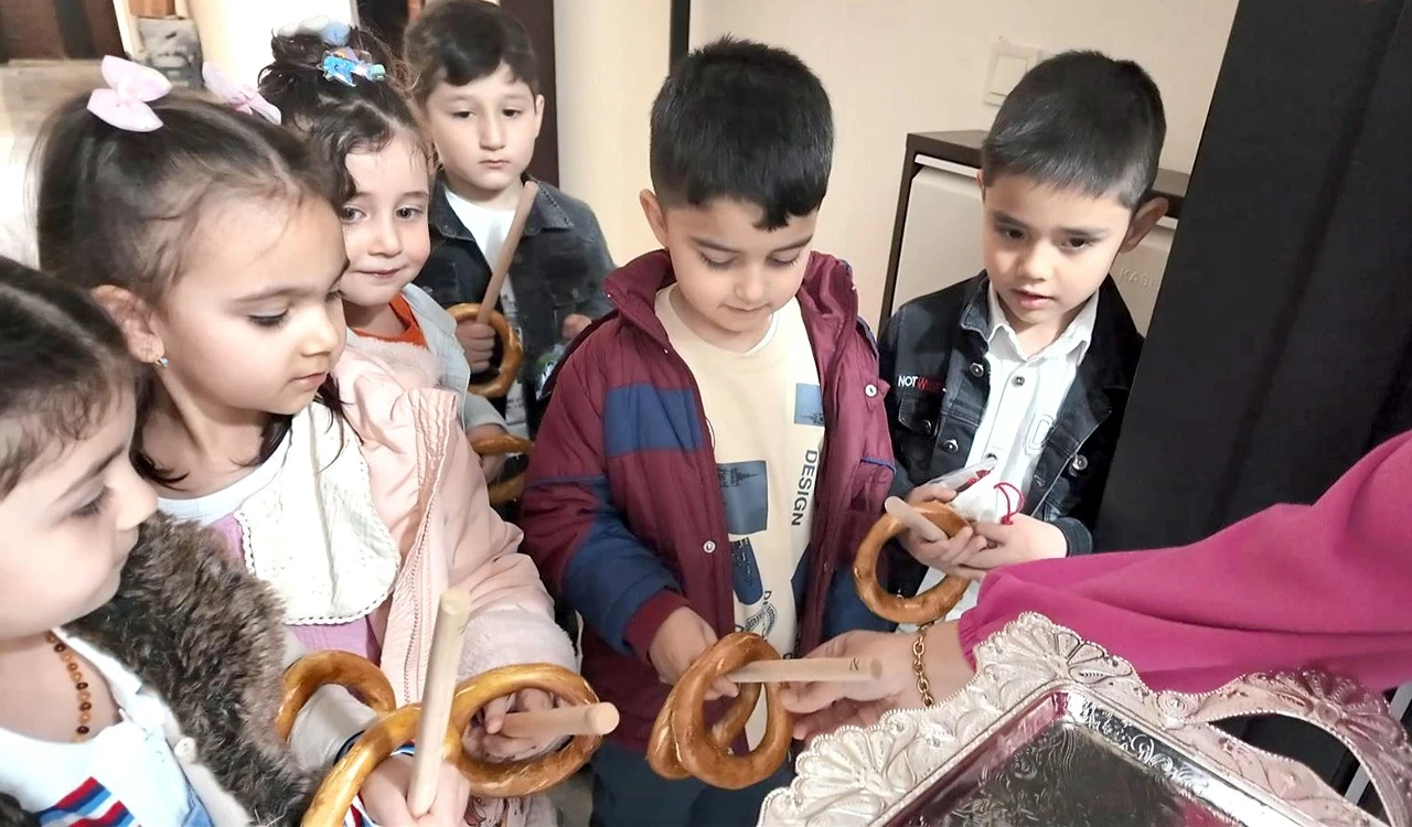 Sivas'ta minik öğrenciler, eski bayram geleneklerini yaşadı