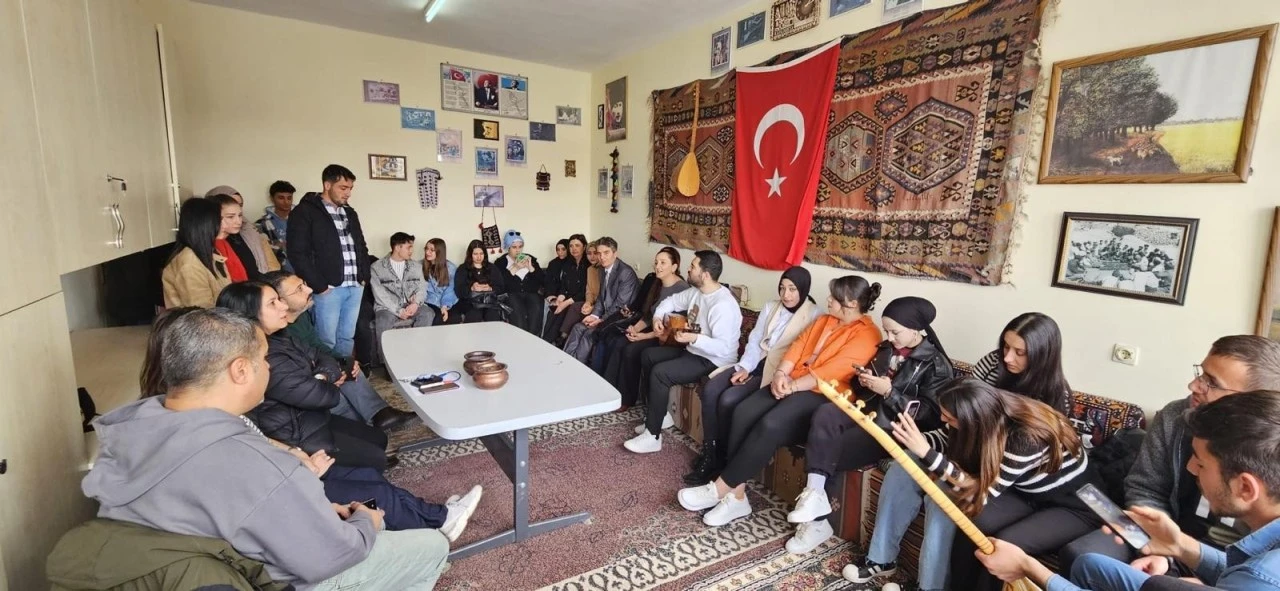 Sivas'ta Öğrenciler Aşık Veysel'i Andı