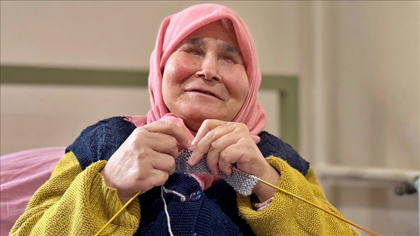 Hamide Teyze Ördüğü Örgülerle Hayata Bağlanıyor