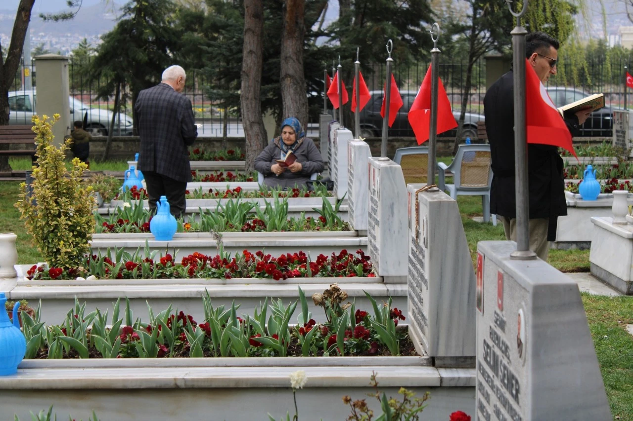 Şehitlikte Hüzünlü Bayram