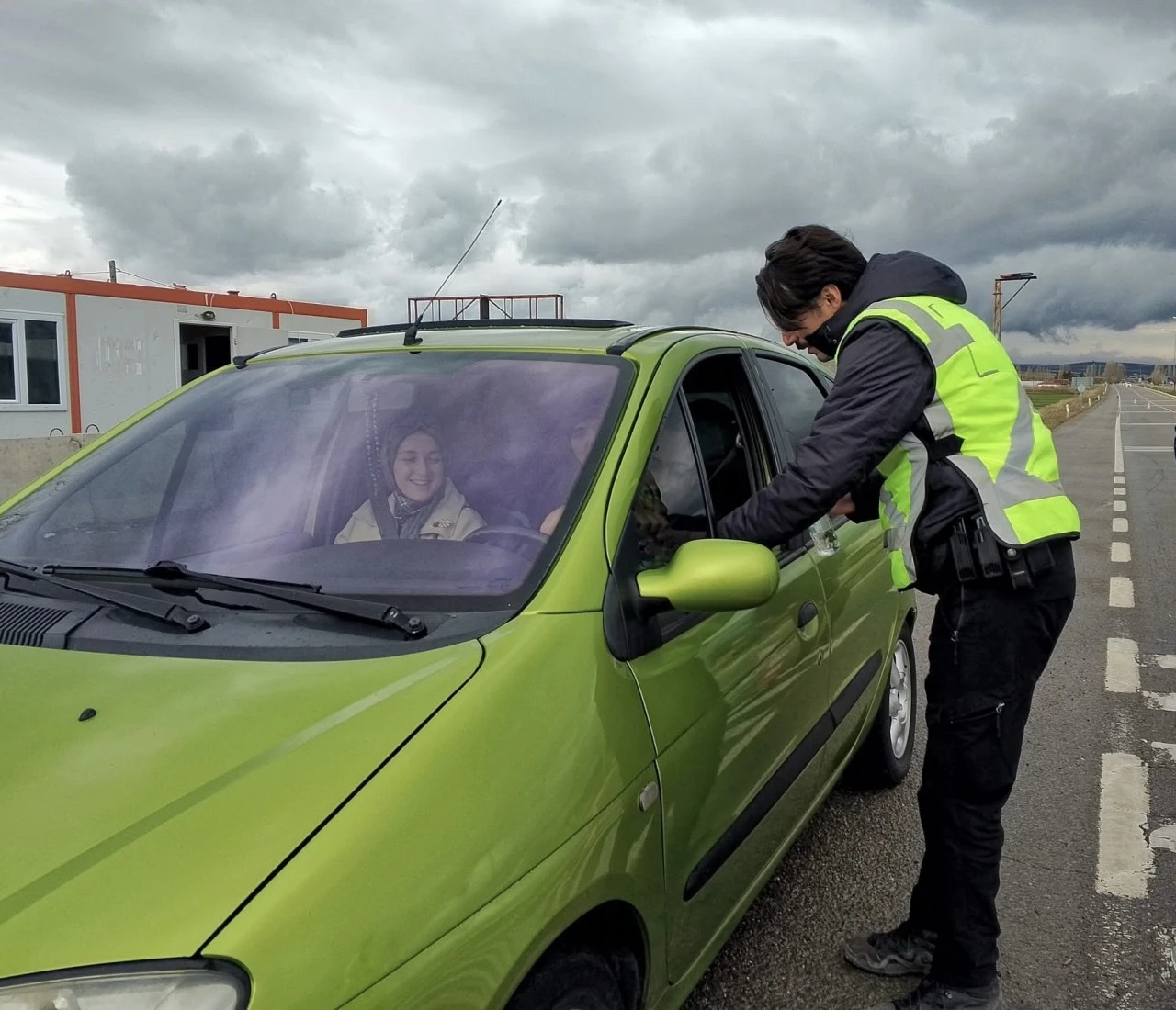 Sivas'ta Polisten Bayram İkramı