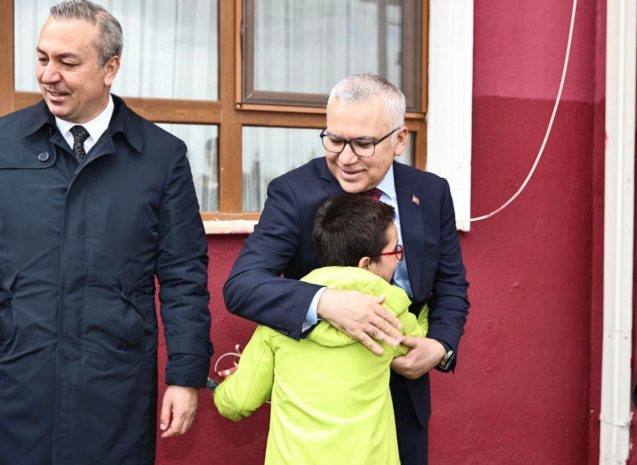 Sivas Valisinden Çocuklara Hediye