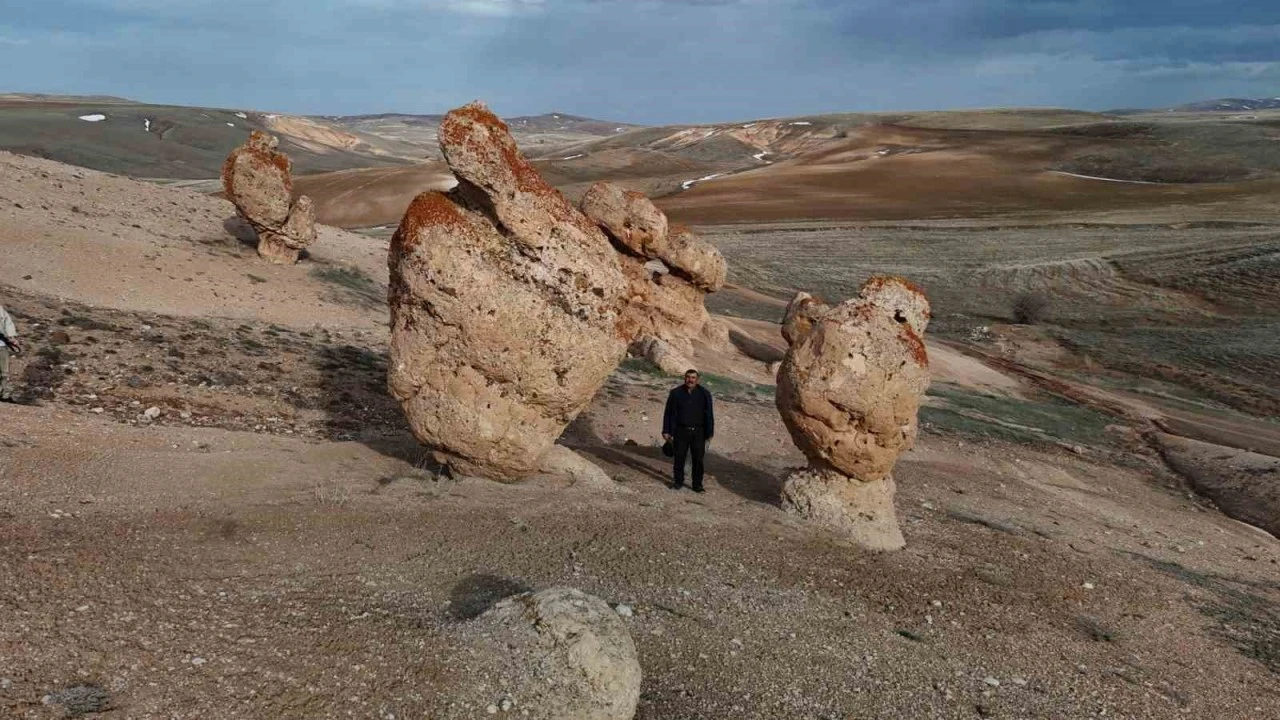 Sivas'ta Devasa Kayalar Dikkat Çekiyor