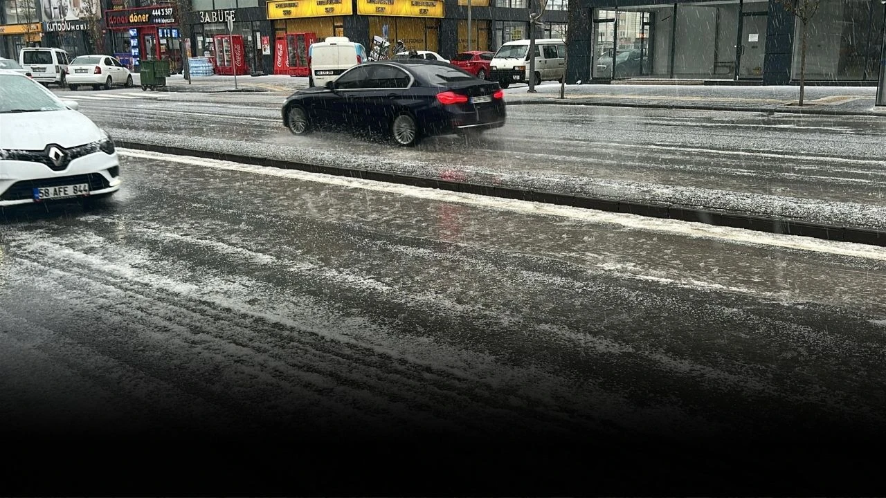 Sivas'ta Şiddetli Dolu Etkili Oldu