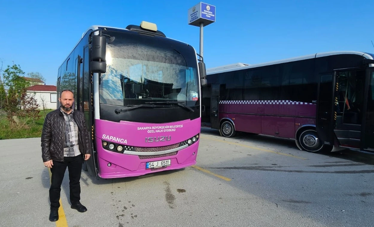 Otobüste unutulan altın dolu çantayı sahibine teslim etti