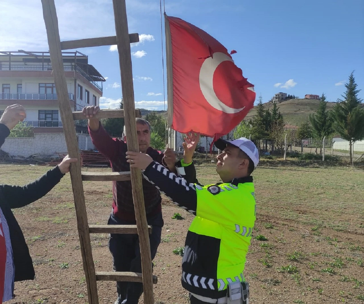 Polislerin Türk bayrağı hassasiyeti