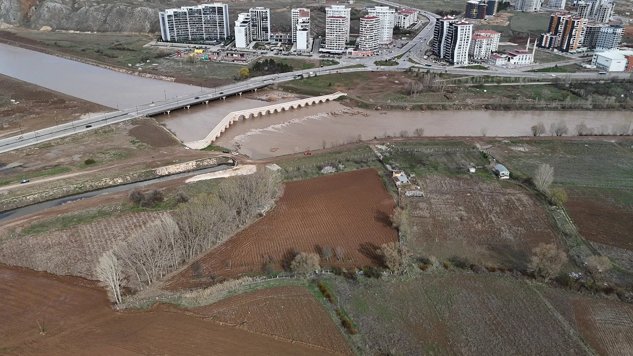 Sivas'ta Yağışlar Çiftçinin Yüzünü Güldürdü