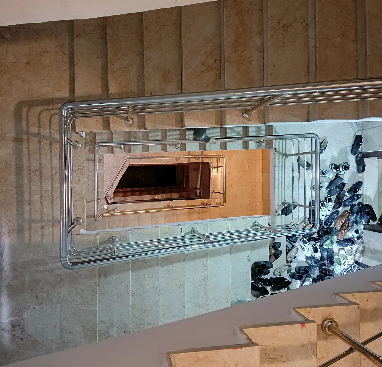 Apartman boşluğuna düşen kız çocuğu hayatını kaybetti   